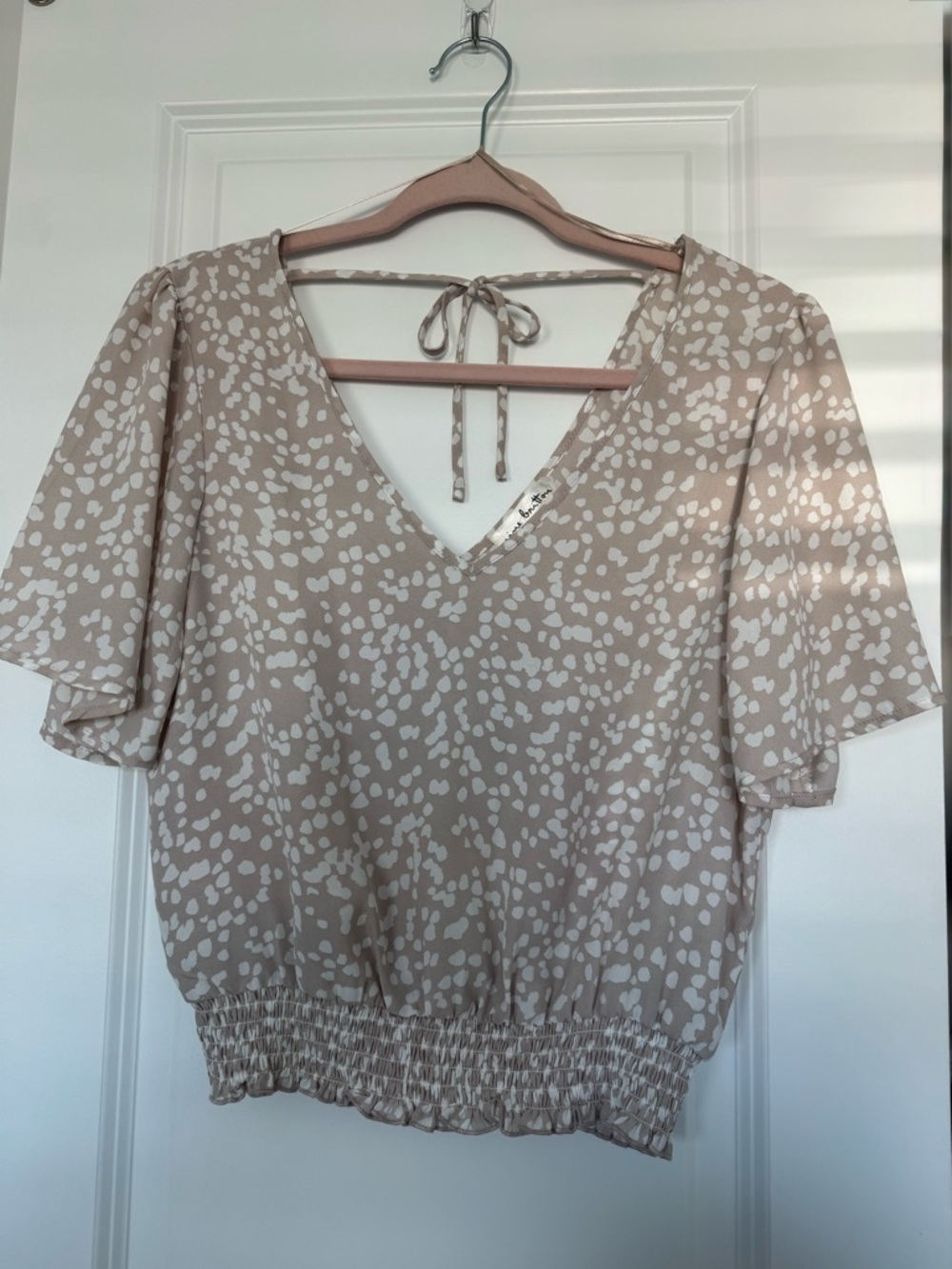 Nine Britton Beige and White V-Neck Tie-Back Flutter Sleeve Top